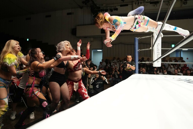 場外のトニー・ストームらにトペを放つ岩谷麻優　©Masashi Hara