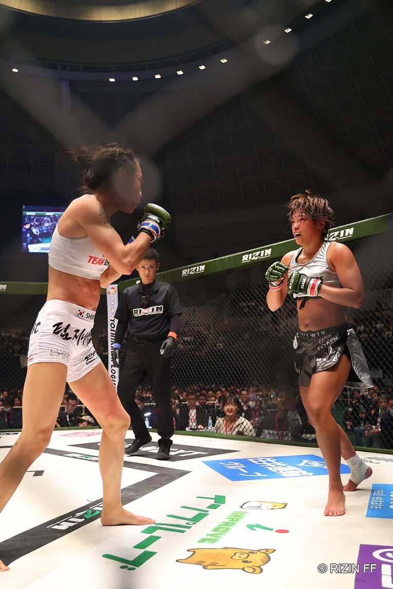 RENAvsシン・ユリ　©RIZIN FF