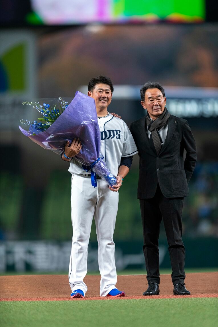 引退セレモニーでの松坂と東尾　©Takuya Sugiyama