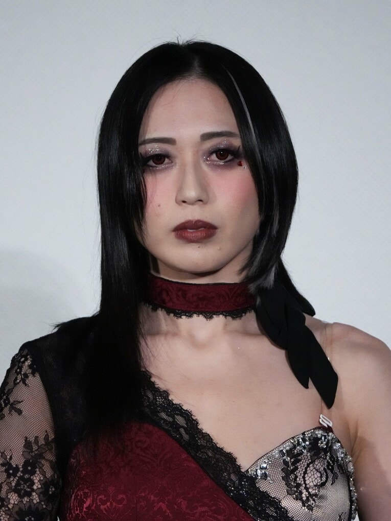 華やかなドレス姿で会見に出席した上谷沙弥。12月10日、東京　©Essei Hara