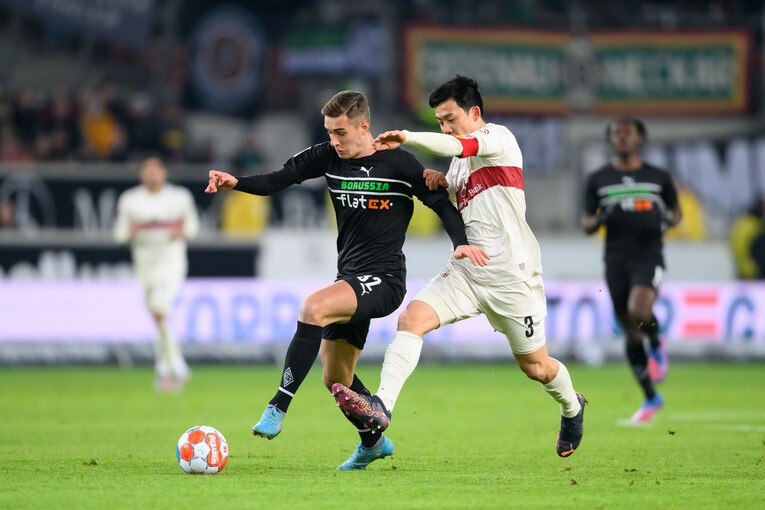 シュトゥットガルトでプレーする遠藤航。日本代表ではボランチとして、守備的な戦いにおけるキーマンの一人になる　©Getty Images