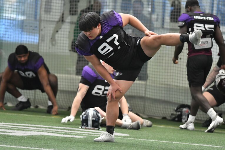 CFLのコンバインで防具を付けて四股を踏む花田　写真提供：Xリーグ