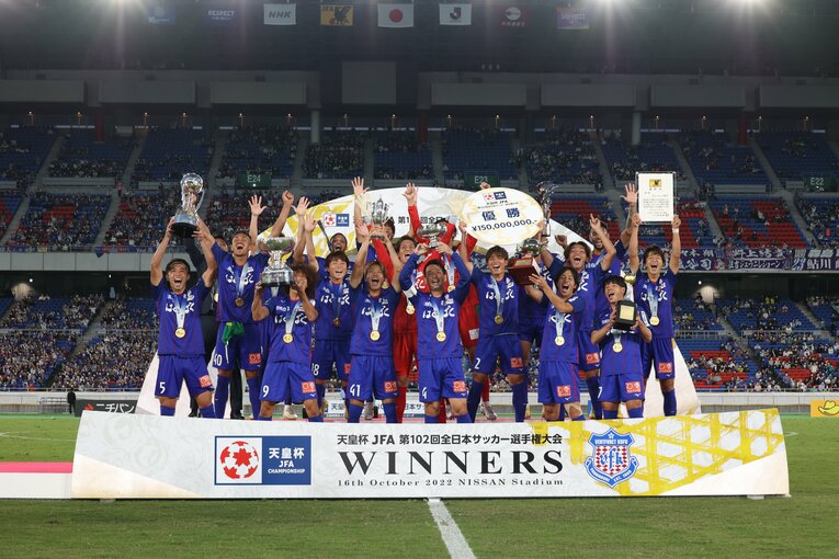 天皇杯決勝後の表彰式　©2022VFK