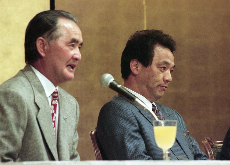 1996年11月28日ホテルニューオータニで、長嶋茂雄監督（当時）と会見を開き、巨人退団を発表した落合博満　©Sankei Shimbun