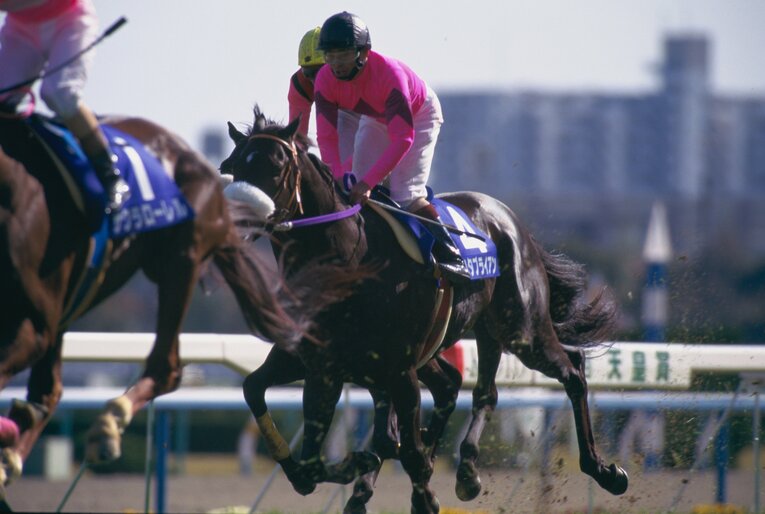1996年の天皇賞・春、サクラローレルの後塵を拝する三冠馬ナリタブライアン　©Keiji Ishikawa