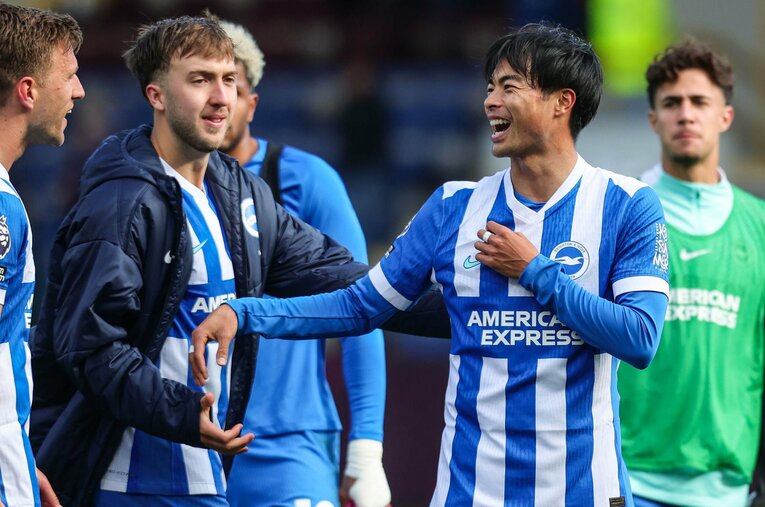 4月11日、途中出場したバーンリー戦。勝利後にチームメイトと笑顔を見せた三笘薫（28歳） ／ photograph by AFLO