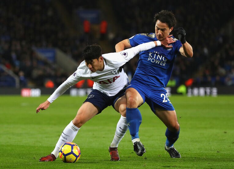 ソン・フンミンと岡崎のデュエル　©Getty Images