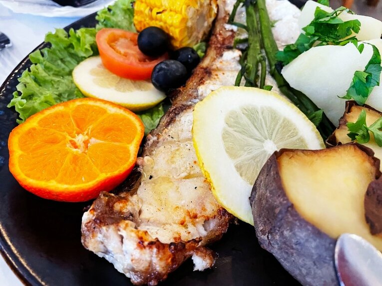 「山の斜面にスタジアム」「守田英正のお薦め料理は…」日本代表MFが戦う“離島クラブ”は美しい風景とグルメ満載だった《現地で撮影》(32)