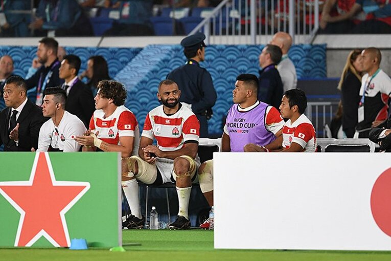 負傷交代し、ベンチから戦況を見守った具　©Kazuhito Yamada/KAZ Photography