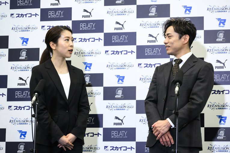 何度も視線を交わし合う2人。同じシーンの連続写真ではない。質問の度に目を見合わせながら答える順序や内容を確認しあっていた　©Asami Enomoto