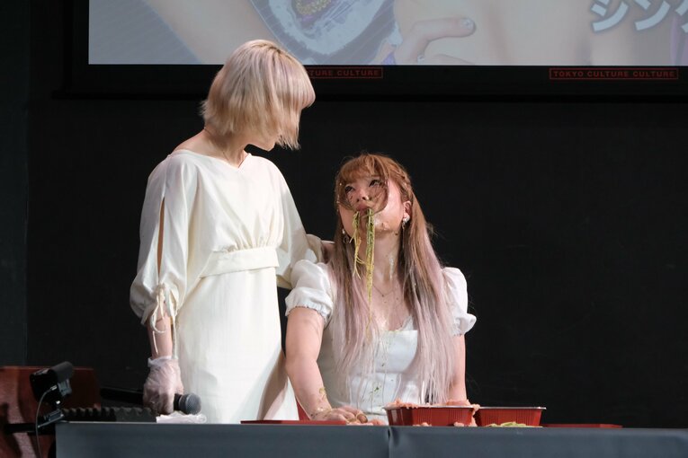 記者会見ではなつぽいが明太子とパスタを持ち込み、激しいやり合いになったことも　©Norihiro Hashimoto