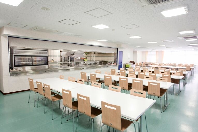 硬式野球部寮　食堂（帝京大提供）
