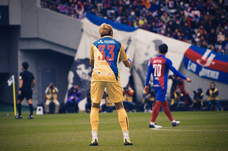 最後方の林彰洋をさらにピッチレベル後方で見てみると、FC東京での貢献ぶりがよくわかる。 ／ photograph by Yoshiaki Matsumoto