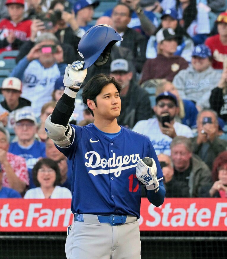 しみじみとした表情でファンの歓声に応える大谷　©JIJI PRESS