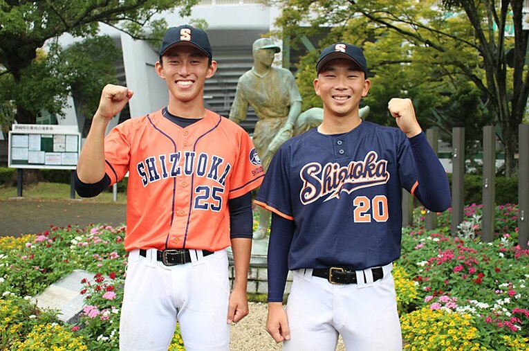 草薙球場にある沢村栄治像の前でポーズを取る井手駿、石田雄大（ともに静岡大）。ともに球速がアップするなど、4年間で大きな成長を遂げてきた ／ photograph by Yu Takagi