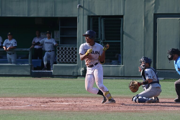 恵まれた体躯からのフルスイングは豪快そのもの　©︎Fumi Sawai