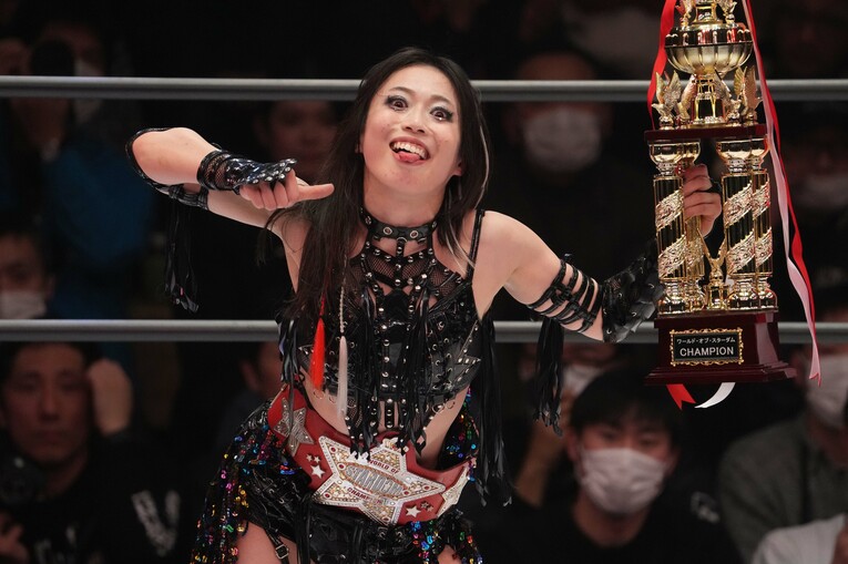 初防衛に成功して得意気な上谷沙弥　©Masashi Hara