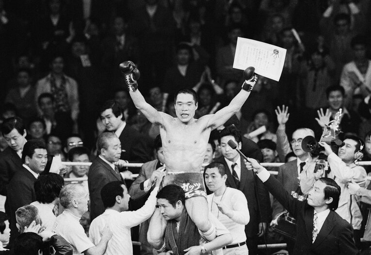 1974年4月11日、圧倒的不利の下馬評を覆してWBC世界ライト級王者となったガッツ石松。その後も5度の防衛を果たした　©JIJI PRESS