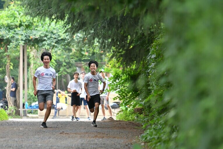 トレーニングに励む現在の桐朋中高陸上部のメンバーたち　©Hideki Sugiyama