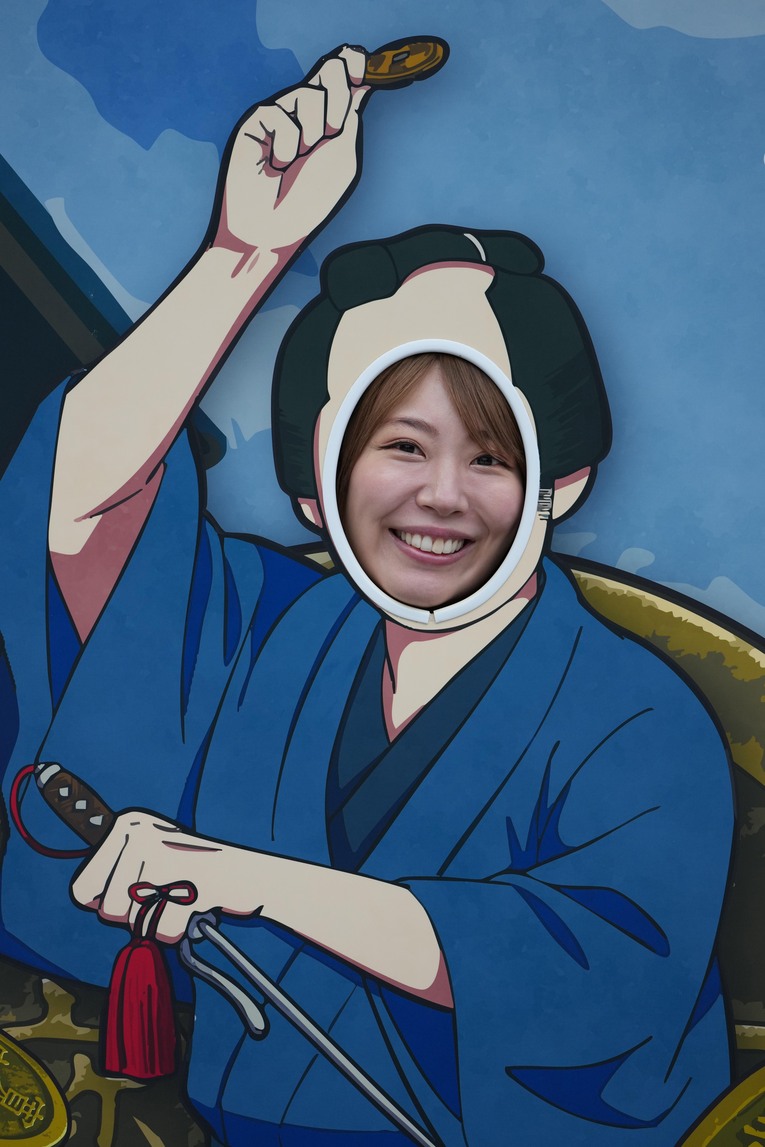 「貴婦人ポーズみたい」と『銭形平次』になる桜井麻衣。『水戸黄門』は好きだったという　©Essei Hara