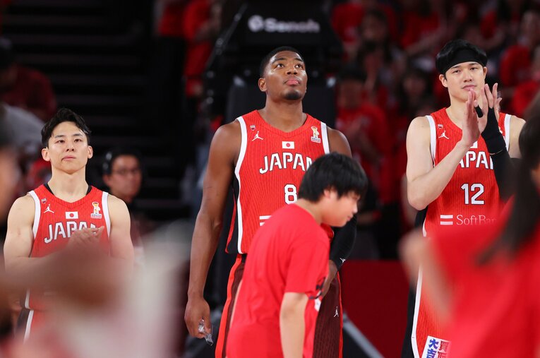 FIBAワールドカップアジア地区予選Window4のカタール戦で同じコートに立った（右から）渡邊雄太、八村塁、河村勇輝 ／ photograph by YUTAKA/AFLO SPORT