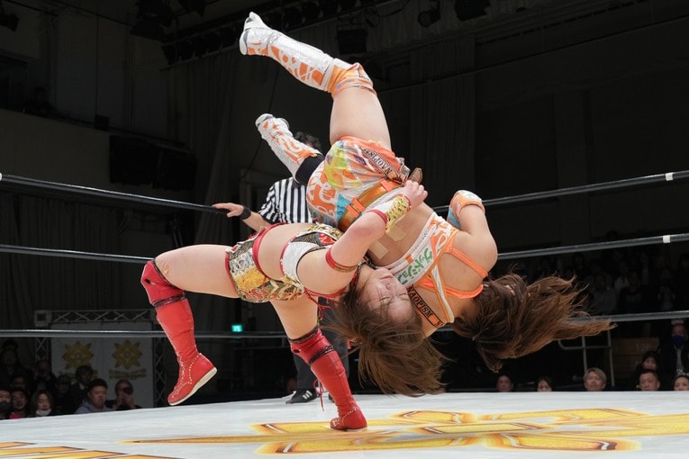 石川奈青に裏投げを放つSareee　©Essei Hara