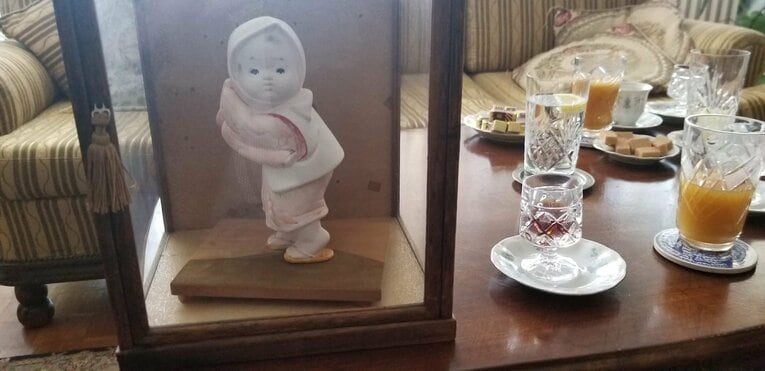 各国のお土産を自宅に持ち帰っていたオシム。日本で購入したものもたくさん並べられていた　