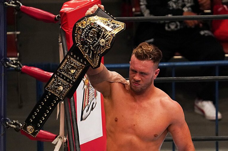 IWGP世界ヘビー級のベルトを飯伏幸太から奪取したオスプレイ ／ photograph by Essei Hara