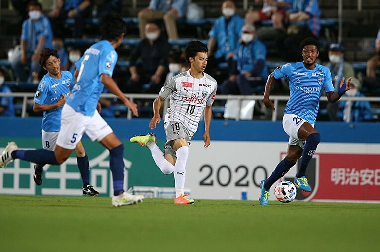 途中出場から流れを変えた三笘薫。切れ味鋭いドリブルは川崎のサッカーの中で着実に進化を遂げている。 ／ photograph by J.LEAGUE