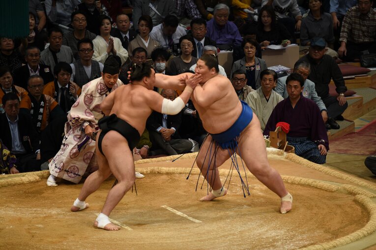 2014年秋場所、初めての白鵬戦で黒星を喫した逸ノ城　©BUNGEISHUNJU