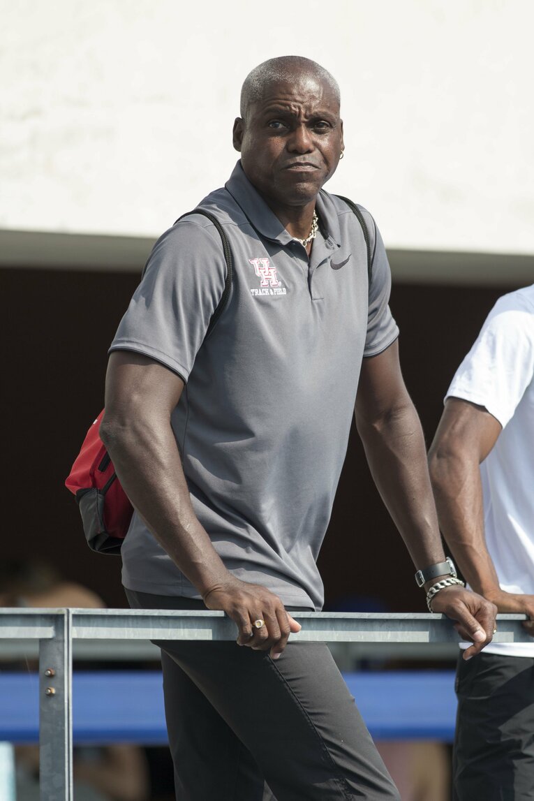ヒューストン大学でコーチを務めるカール・ルイス ©︎Getty Images