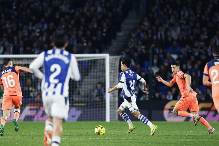 突破を見せる久保（写真は続きます）　©Daisuke Nakashima