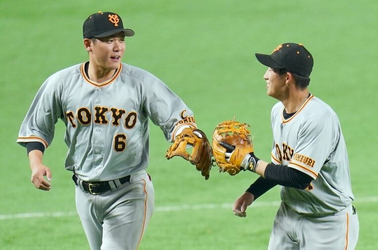 増田陸（右）は坂本勇人に教えを請いながら成長中 ／ photograph by Sankei Shimbun