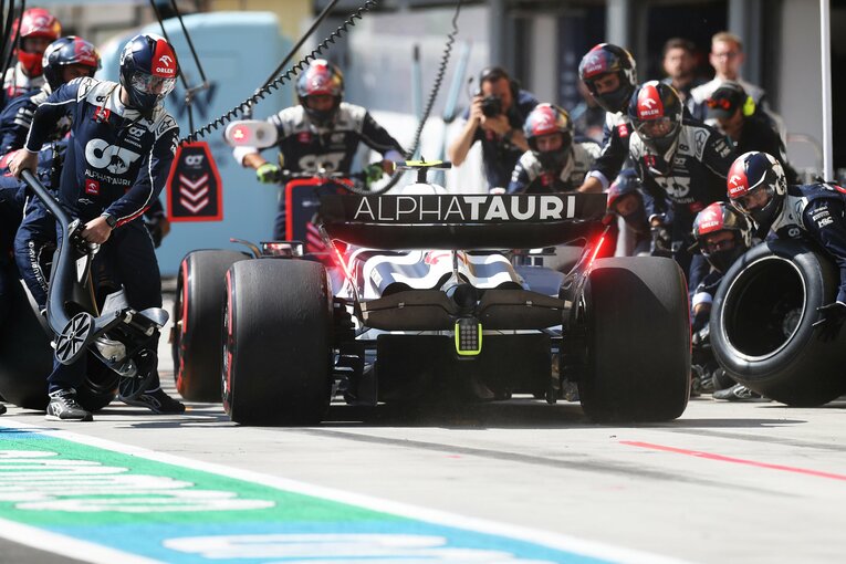 1回目のピットインではタイヤ交換に7秒を要し、後続に逆転を許すこととなった　©Getty Images / Red Bull Content Pool