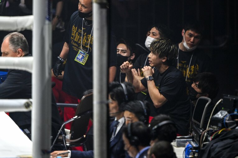 WBA世界バンタム級王座決定戦に臨む弟・拓真のセコンドについた井上尚弥（2023年4月）　©︎Takuya Sugiyama