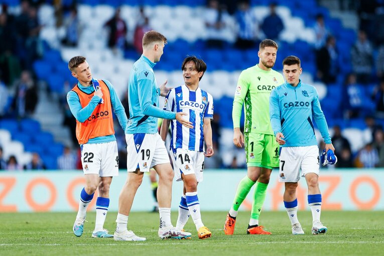 「クボはノルマル（普通）よ」辛口おばあちゃんにバルで遭遇も…カメラマンが撮った久保建英21歳の“軽快ドリブル＋母・祖母のような愛”(41)