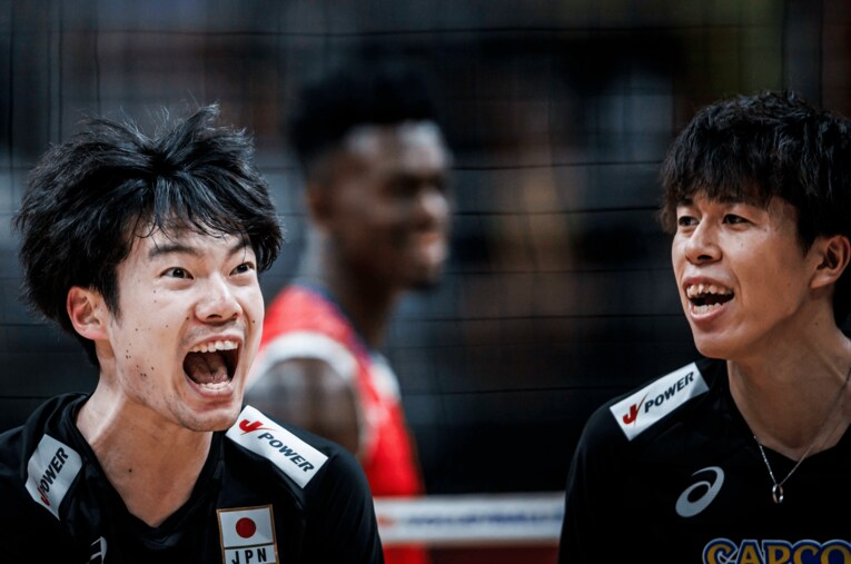大塚達宣、富田将馬（VNLキューバ戦）©︎Volleyball World