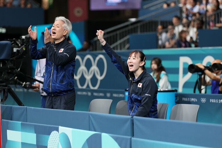 女子卓球団体準決勝、張本に声援を送る早田　©Kaoru Watanabe/JMPA
