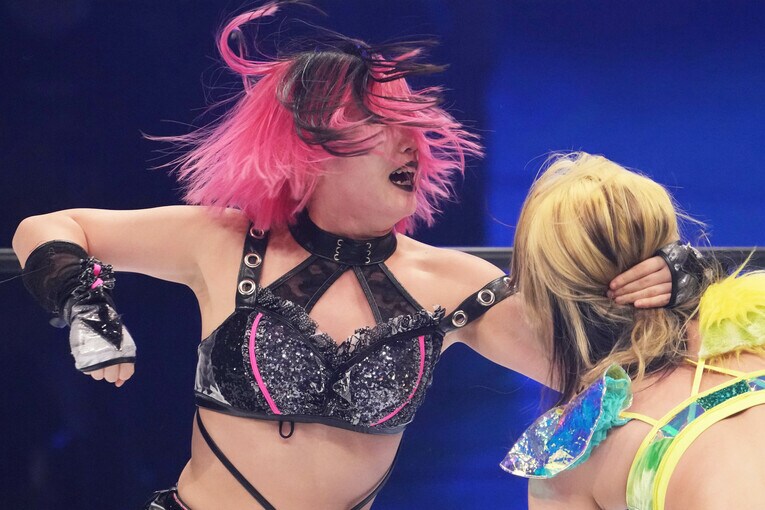 羽南に殴りかかる吏南　©Masashi Hara