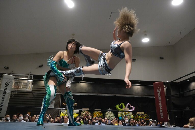 「他では見られない安納サオリだった」人気女子レスラー“3試合出ずっぱり”の凱旋興行に密着「体重が4kg減って…そりゃそうですよね」(45)