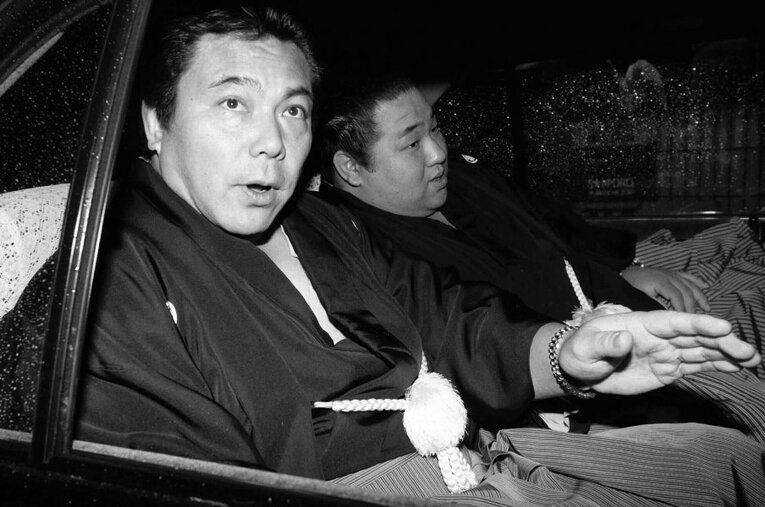 元大関・千代大海の九重親方へのロングインタビュー中編。写真は初優勝時の先代九重親方（元横綱・千代の富士）と当時22歳の千代大海 ／ photograph by BUNGEISHUNJU