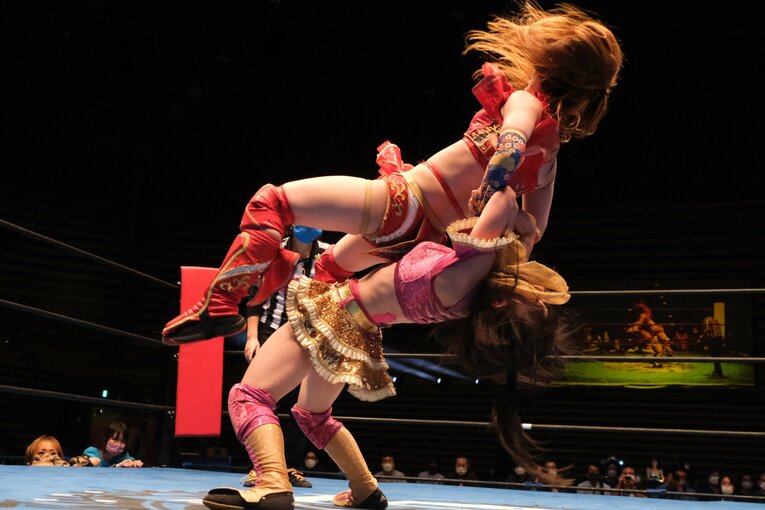 豊田から受け継いだジャパニーズ・オーシャン・スープレックスを仕掛けるつくし