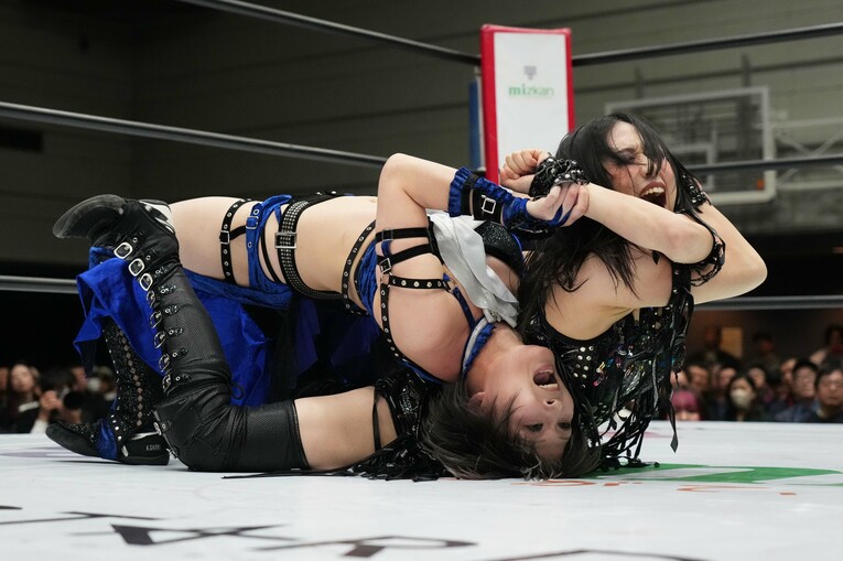 上谷沙弥を拷問技で攻める安納サオリ。11月29日、大阪府立体育会館第二競技場　©Essei Hara