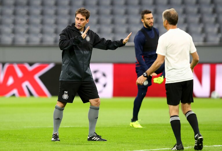 RSCアンデルレヒト時代のレネ・ヴァイラー監督（2017年）。外国人の新規入国制限によって来日が遅れている　©Getty Images