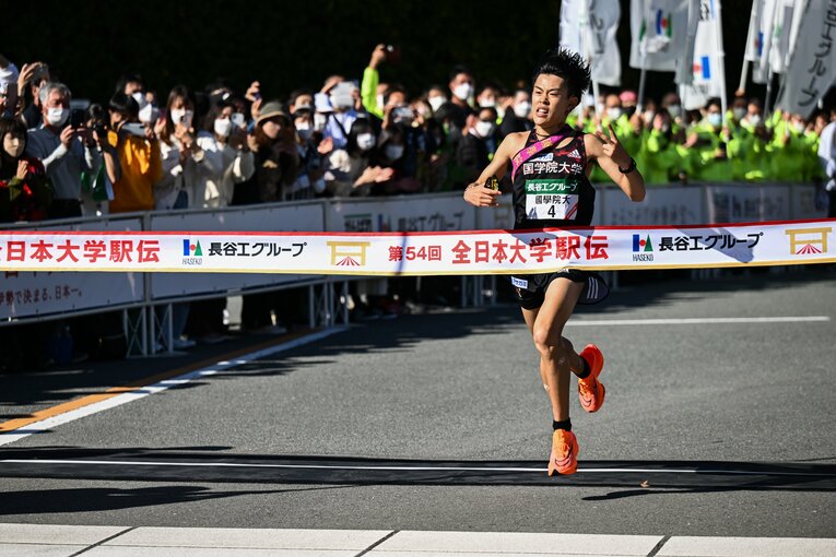 出雲に続いて、全日本でもチームを2位に引き上げた國學院大の伊地知賢造　©Nanae Suzuki