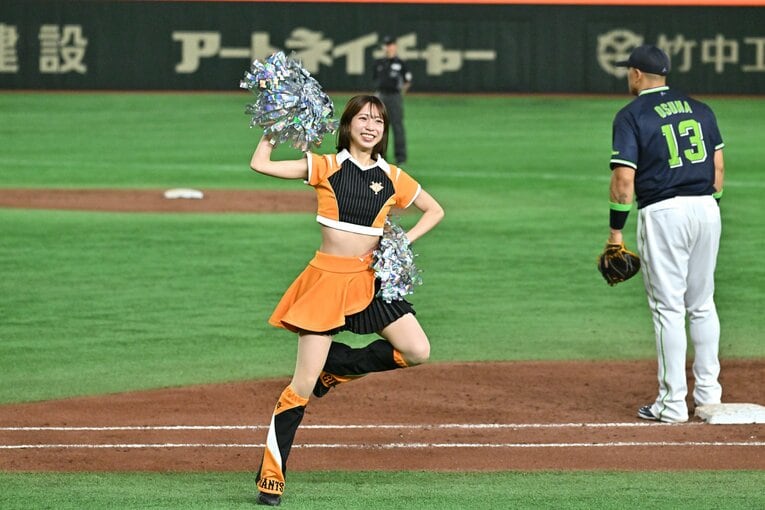 試合を盛り上げる巨人の公式マスコットガール「VENUS」　©Hideki Sugiyama