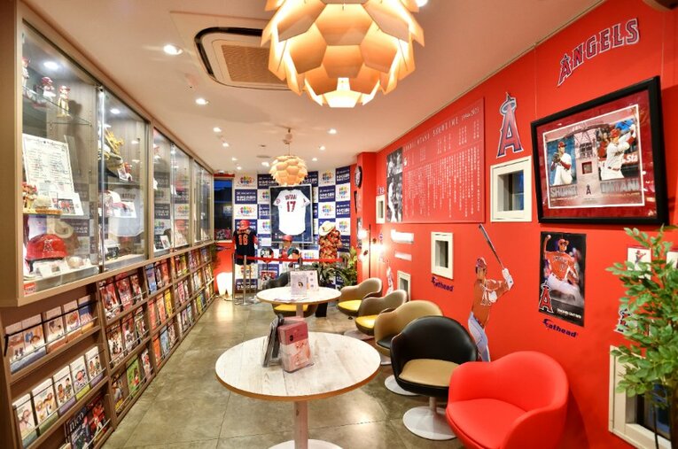 埼玉県越谷市にある、「かみむら歯科・矯正歯科クリニック」の待合室。大谷翔平グッズが揃いも揃った、この展示ルームを作った歯科医に話を聞いた ／ photograph by Takashi Shimizu