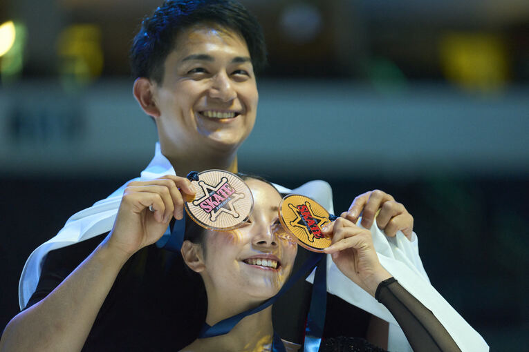 スケートアメリカの表彰式では晴れやかな笑顔が見えた　©JIJI PRESS