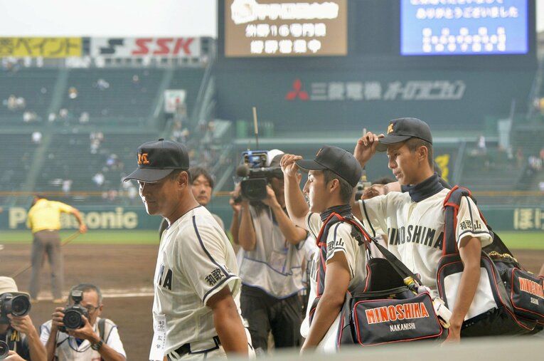 2013年、箕島を夏の甲子園出場へ導いた尾藤強（手前）。以来、箕島は甲子園に出場できていない　©KYODO