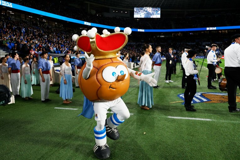 「“クボの疑惑PK”を写真で見ると」「日本代表ユニの少年も」ダービー熱狂のゴラッソ…映像で伝わりきらない“MVP久保建英”の英雄ぶり(17)